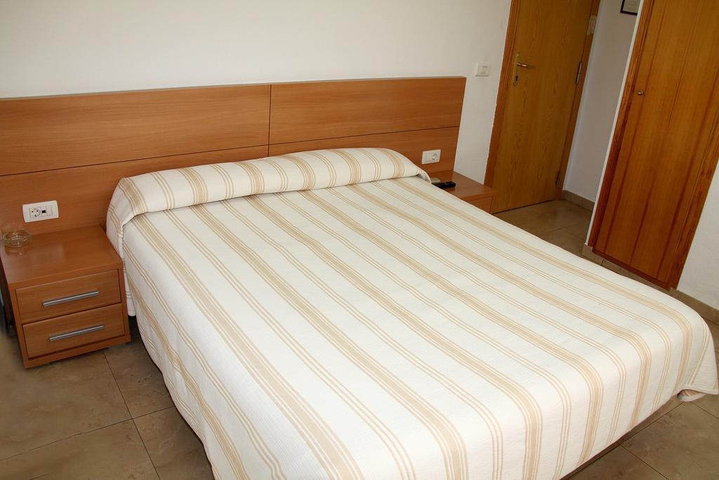 Hostal Restaurante La Masia Vila-real Bagian luar foto